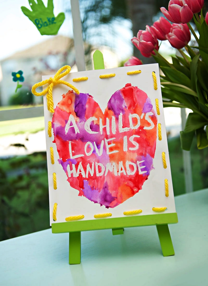 idée cadeau maman à faire soi-même, mini-tableau d'art avec coeur à l'aquarelle et message personnalisé pour souhaiter bonne fête des mères, petit bricolage fête des mères