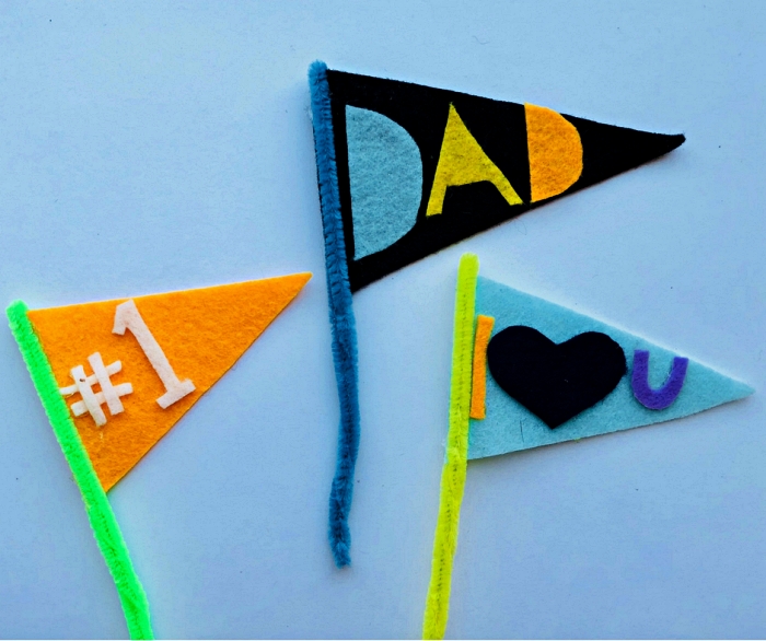 idée de bricolage fête des pères à l'école maternelle, fabriquer des petits drapeaux en feutre et en cure-pipe pour souhaiter bonne fête des pères