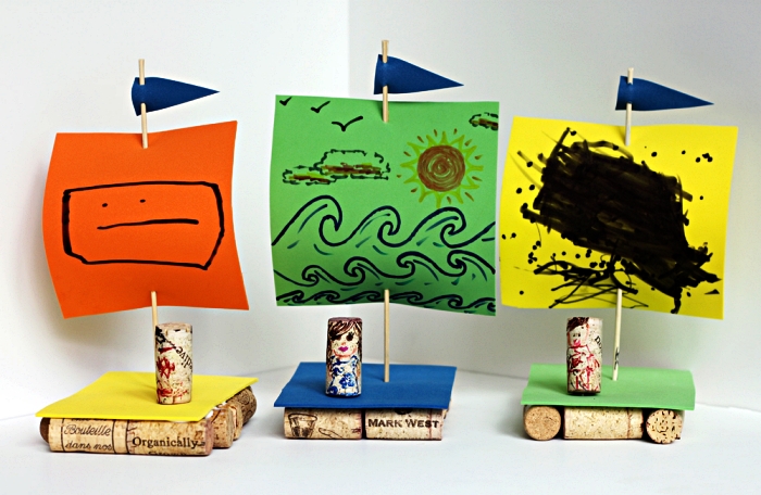 petits bateaux faits-mains avec bouchons de liège et des voiles en papier, idée de cadeau fête des pères à fabriquer 2 ans 