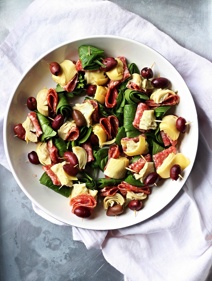 recette express sans cuisson pour apéritif dinatoire simple, des brochettes antipasti aux olives, artichaut, et