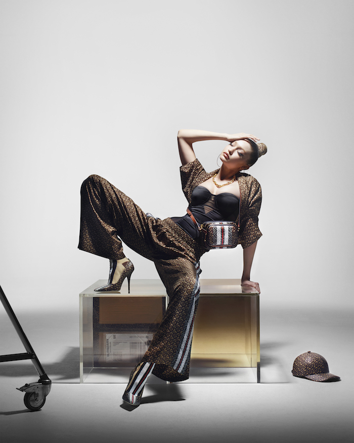 Gigi Hadid pour la nouvelle collection de Burberry, pantalon évasée moderne et top bustier, tenue style swag fille