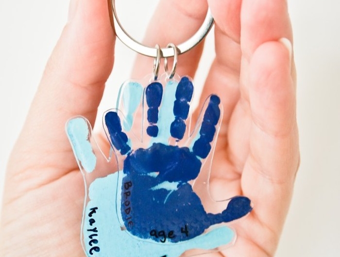 cadeau fete des peres bebe fait main avec des empreintes main bebe plastique fou porte clé fete des peres diy
