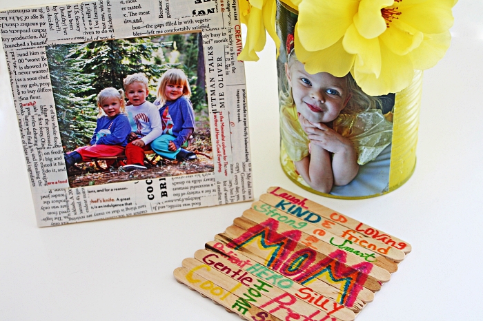 trois idées de bricolage fête des mères pour tout petit, un vase personnalisé avec photo, un dessous de verre personnalisé en bâtonnets de bois et un cadre photo fait-maison