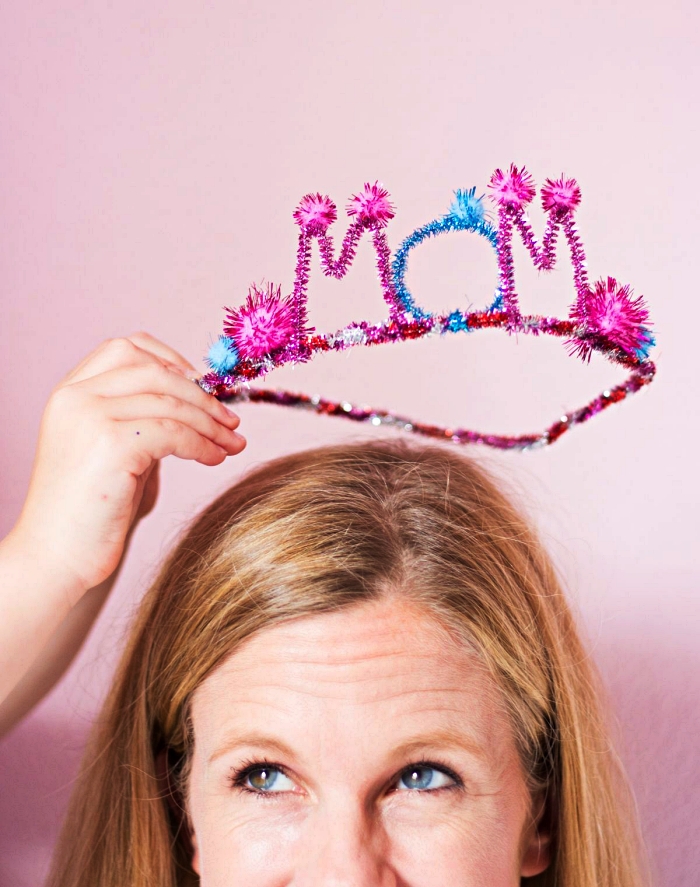 fabriquer une couronne pour la fête des mères en fils chenille, idée de cadeau fête des mères a faire soi meme