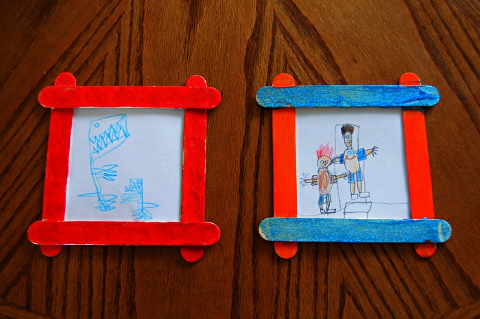 bricolage fête des pères pour tout petit, un cadre photo fait-maison avec des bâtonnets de glace accompagné d'un dessin mignon