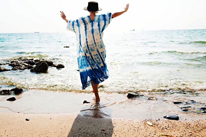 caftan de plage bohème chic de teinte shibori à mettre par dessus son maillot de bain, look confortable pour aller à la plage