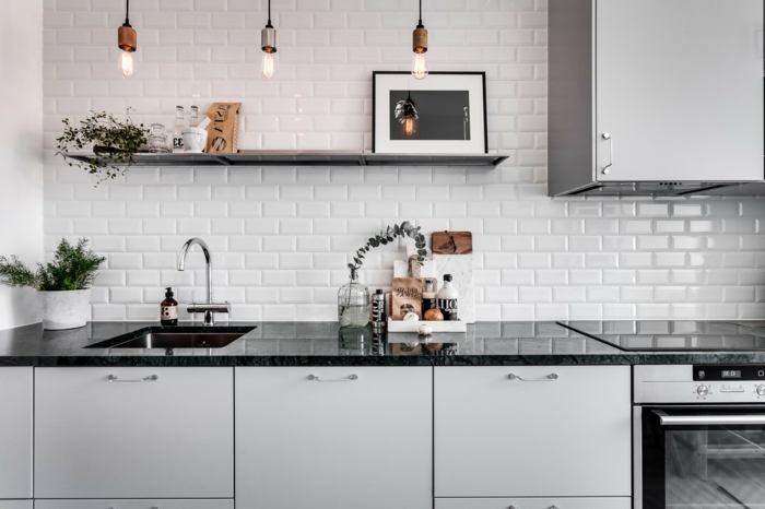 carreaux metro au mur d'une cuisine, étagère noire, cuisine style scandinave, lampes pendantes indus