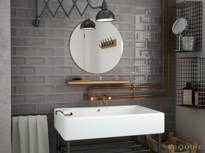 carrelage wc gris, miroir rond, grande vasque rectangulaire, tuauterie cuivrée, lampe industrielle