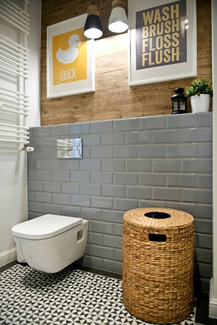 carrelage metro couleur gris dans la salle de bain, panier design rustique, revêtement mural bois, peintures abstraites, faience toilette gris
