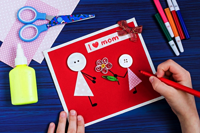 idée cadeau anniversaire maman à faire avec les enfants de l'école maternelle, une carte scrapbooking personnalisée mère et fille avec petite fleur quilling