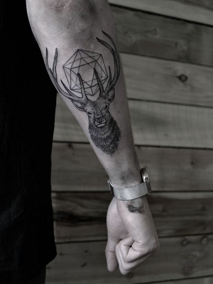 tatouage nordique de cerf et figure géométrique sur l avant bras d un homme, dessin noir