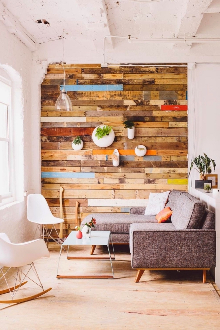 idée comment décorer un salon blanc avec pan de mur en palettes, exemple deco mur en bois planche peinte en couleurs