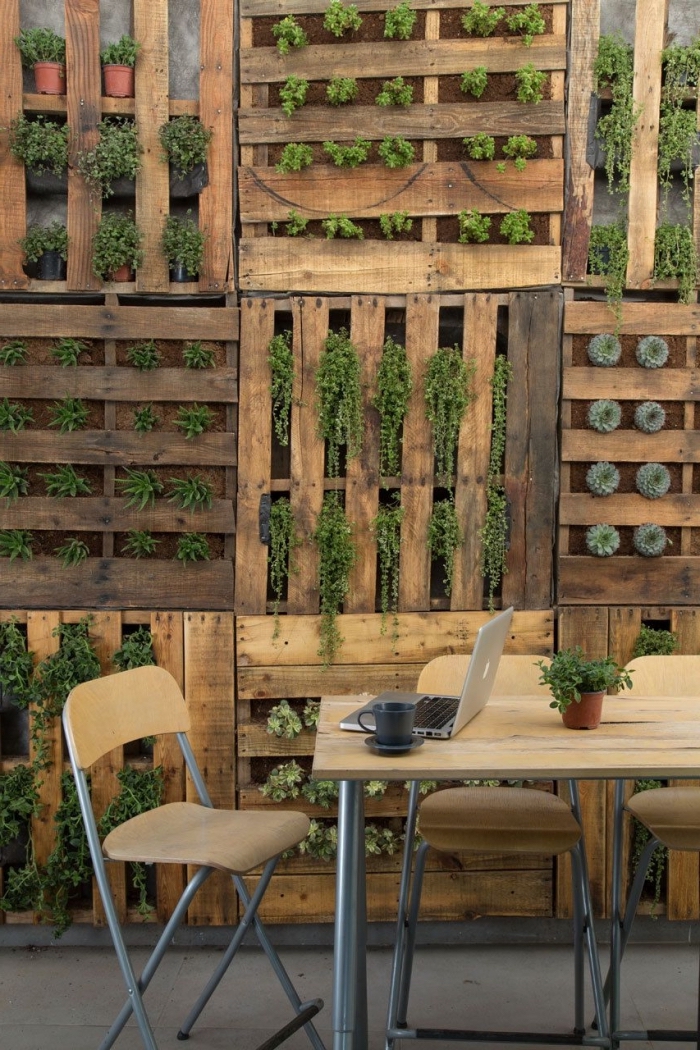 idée mur végétalisé facile à réaliser avec palette de bois recyclé, idée que faire avec palette, déco de style jungalow