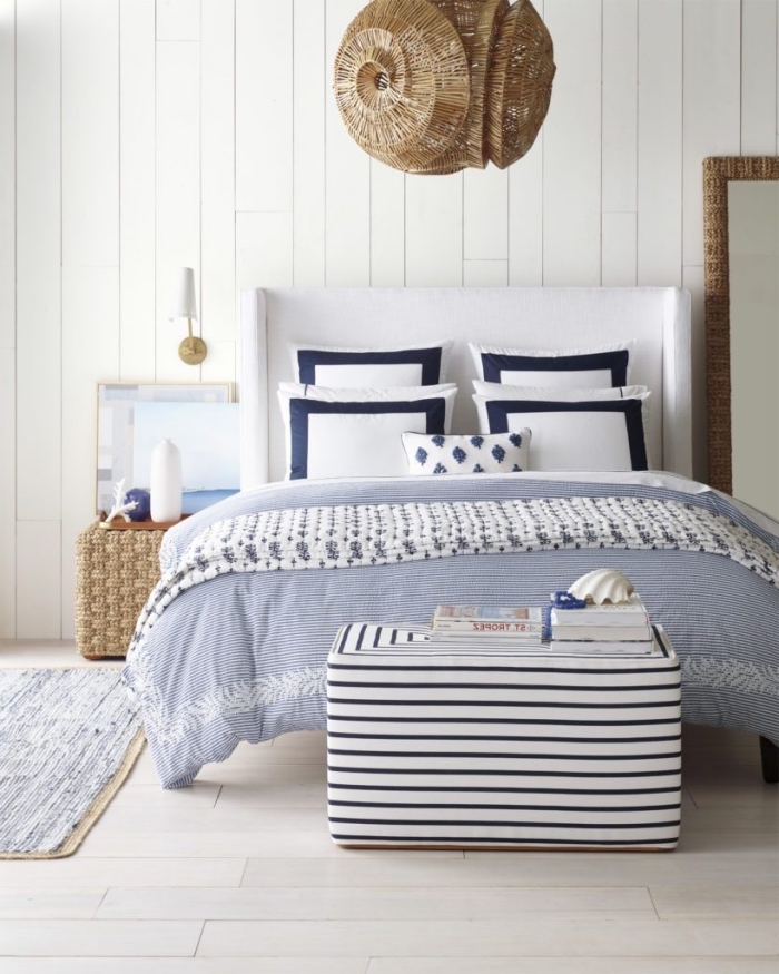 idée décoration marine d'une chambre à coucher blanche avec objets en fibre végétale, modèle suspension luminaire paille