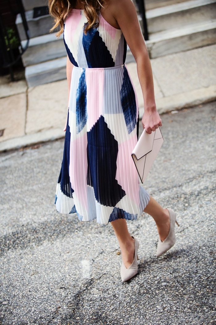 quels motifs tendance pour vêtements été 2019, modèle de robe longue fluide à design tie and dye en rose et bleu