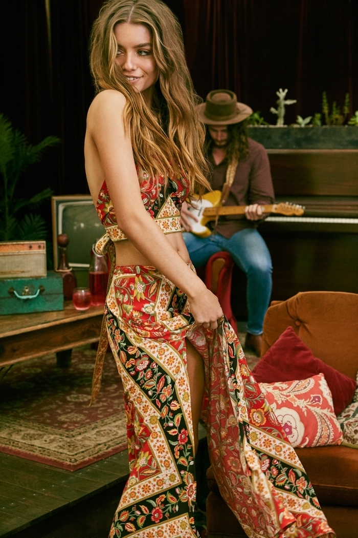 Femme charmante, cheveux longs ondulées, coiffure bohème, robe deux pièces gipsy style, comment s'habiller pour la page, robe hippie chic, homme avec guitare 