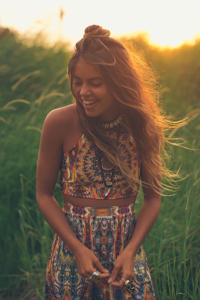 cheveux-longs-demi-bun-robe-boheme-chic-robe-longue-été-tenue-décontractée-champs-verts-coucher-de-soleil Cheveux longs et demi bun, fille souriante photo au coucher de soleil, robe longue ete, robe de plage bohème chic, robe ethnique