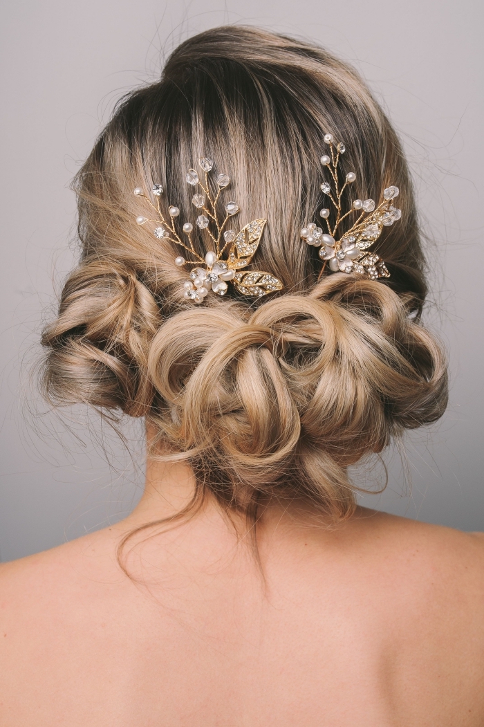 coiffure mariage chignon, modèle chignon de mariage flou avec boucles et accessoire branche fleurie or et diamants