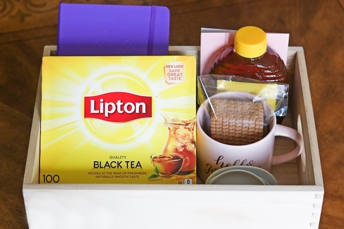 exemple de coffret cadeau maitresse avec tasse à thé, biscuits, agenda scolaire et une bouteille du miel