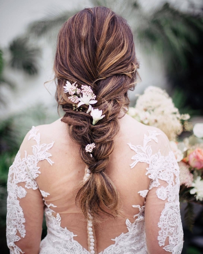 robe de mariée aux manches longues à broderie, idée coiffure mariage boheme aux cheveux en tresse avec fleurs