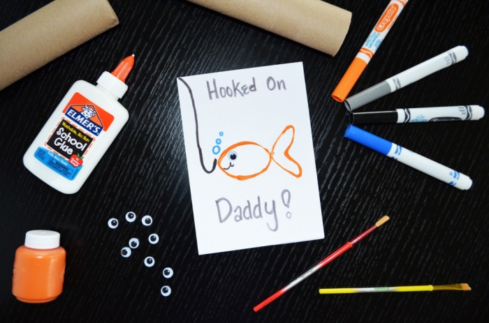 idée cadeau fête des pères à fabriquer maternelle, exemple de carte en papier blanc avec dessin poisson rouge 