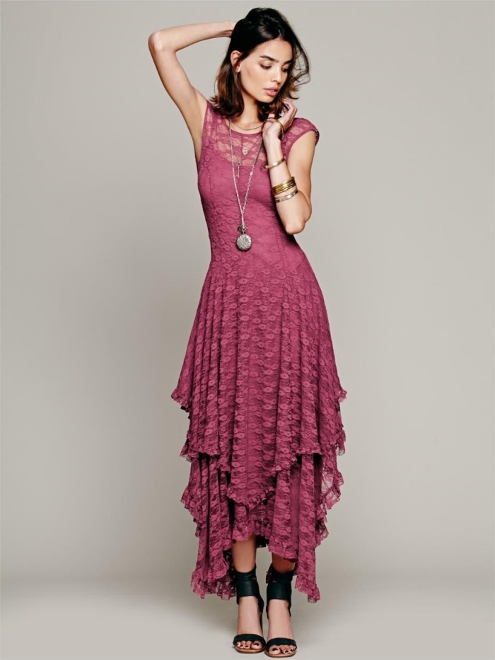 exemple robe de soirée chic de style hippie combinée avec sandales cuir noir, modèle robe avec jupe à volants
