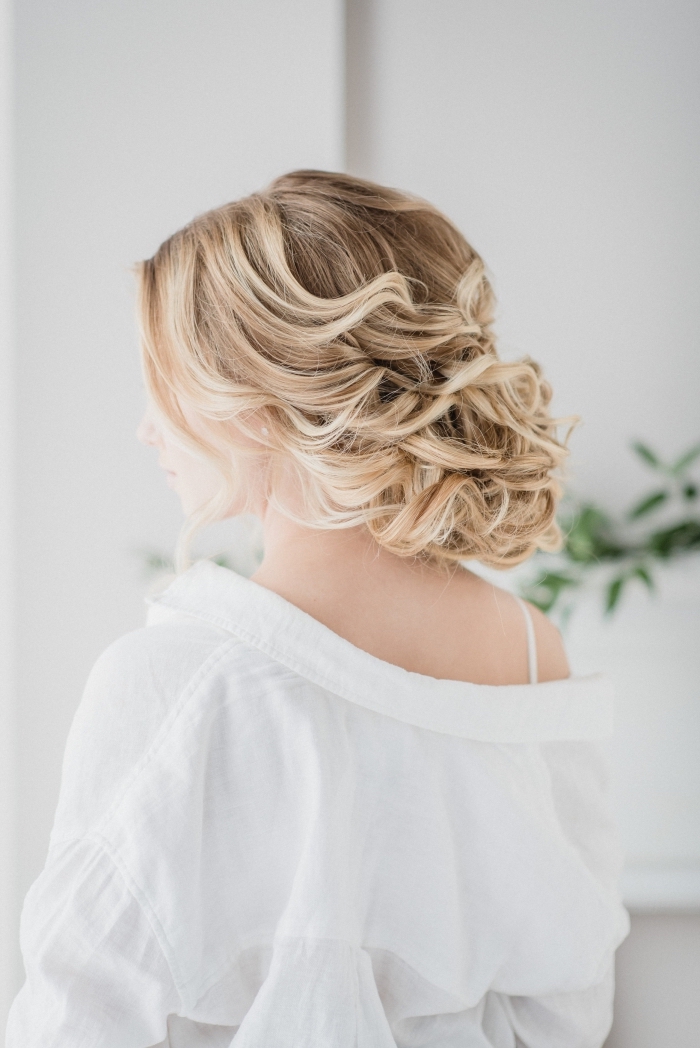 exemple de coiffure romantique aux cheveux attachés en chignon flou bouclé, idée coiffure chignon mariage