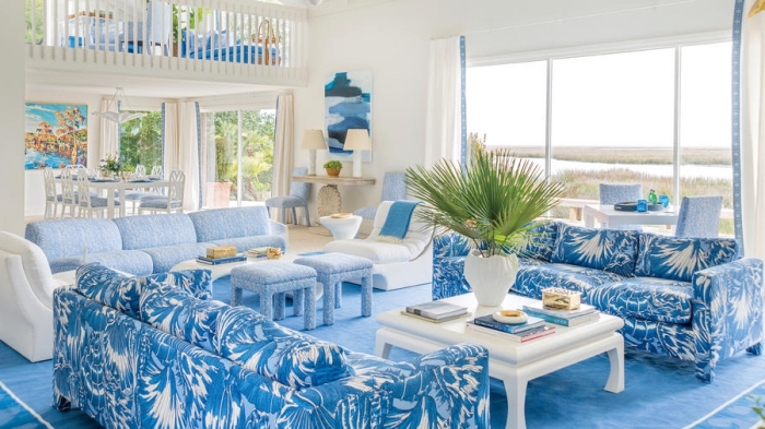 quelles couleurs associer dans une maison bord de mer, modèle de salon blanc avec meubles et accessoires de nuances de bleu