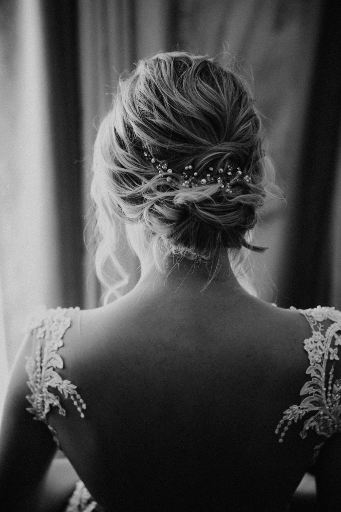 idée coiffure simple et romantique pour mariée, modèle de chignon bas flou avec boucles mèches tombantes