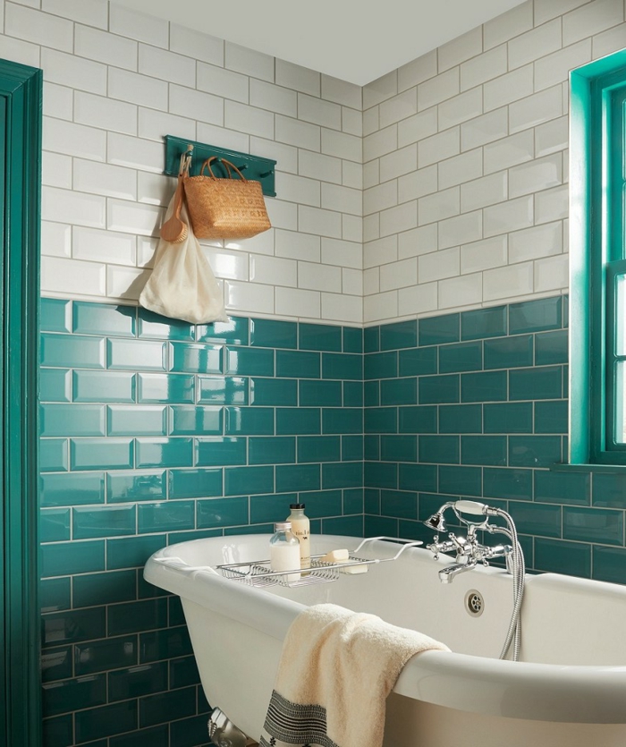 jolie salle de bain en deux couleurs, baignoire vintage mitigeur chromé, carreaux métro blancs et turquoises