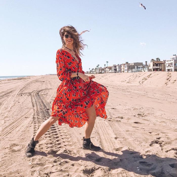 Rouge robe longue à manches longues à Long Beach, robe fleurie avec bottines, tenue de plage, femme lunettes de soleil tendance, 