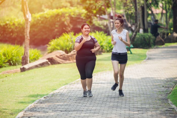 courir dans le parc, deux filles qui courent, idées d activitées sportives