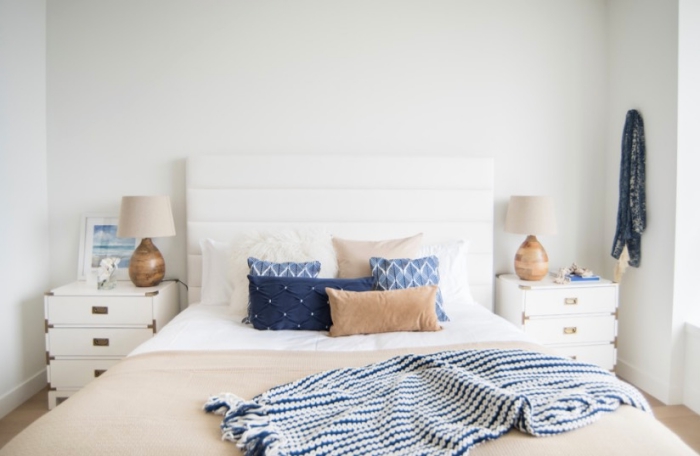 comment décorer une chambre à coucher minimaliste avec accessoires dans l'esprit marin, objets de couleur bleu marine