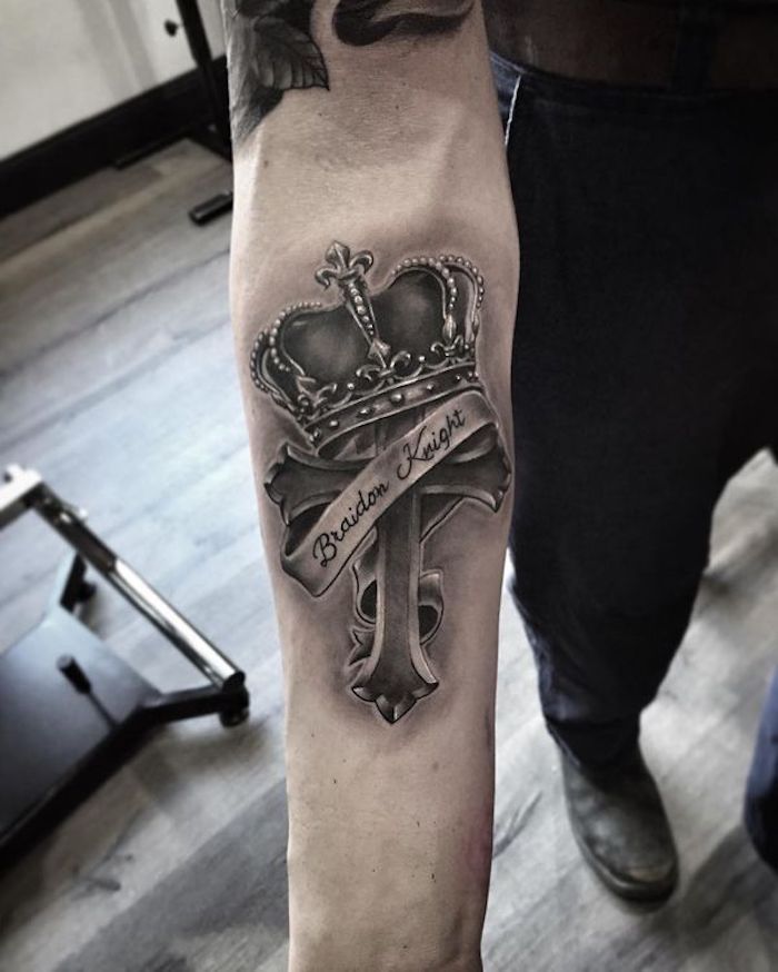 tatouage couronne et croix sur le bras dans style graphique, tattoo san couelur pour homme