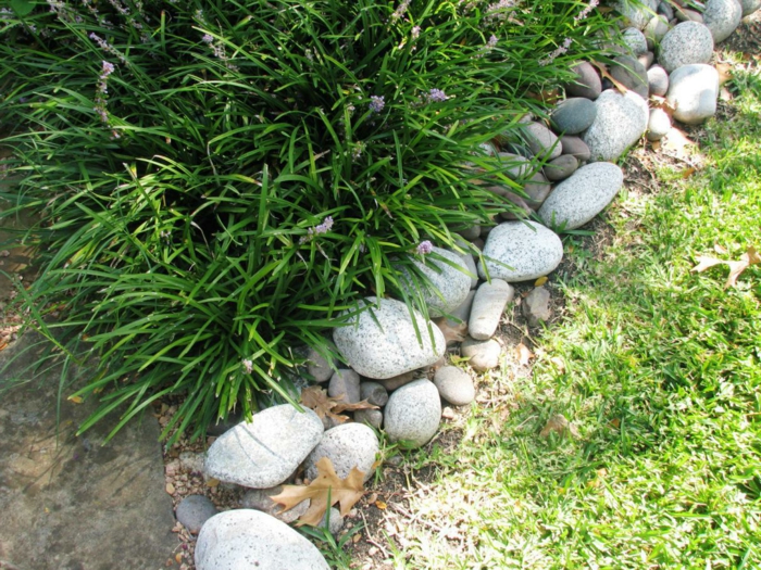 comment créer une bordure pour jardin pas cher et naturel, bordure en pierre, gazon