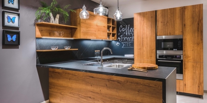 avec quelle couleur associer le bois dans une cuisine ouverte, modèle de cuisine en u avec ilot en noir et bois