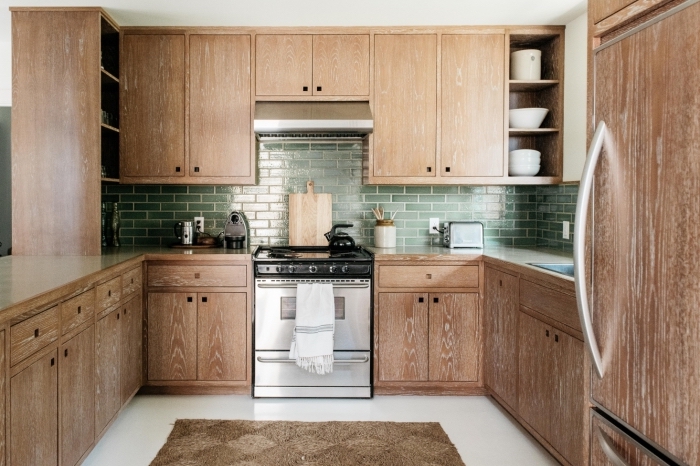 décoration rustique dans une cuisine avec armoires bois, modèle de tapis marron pour cuisine, idée crédence carrelage vert