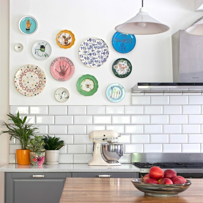 carrelage mural cuisine blanc, assiettes décoratives, lampe pendante, ilot de cuisine en bois, pots de fleur