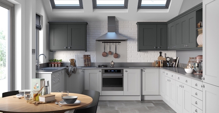 décoration de cuisine blanche avec accents en nuances de gris, agencement cuisine ouvert vers la salle à manger