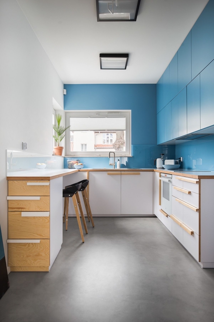 comment décorer une cuisine 10m2, modèle de cuisine blanche aménagée en forme de U avec armoires bleus et plancher gris