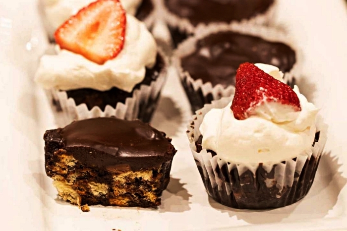 cupcakes sans cuisson au chocolat et biscuits dans des caissettes, mini gateau au chcolat sans cuisson ultra facile et rapide 