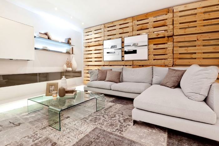 deco mur en bois planche casa palet italia interiorismo salon moderne avec mur en palette recyclé table de salon basse en verre étagère éclairage led