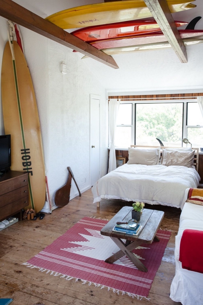 comment aménager une chambre à coucher dans l'esprit plage, idée intérieur sur thème surf, exemple décoration marine
