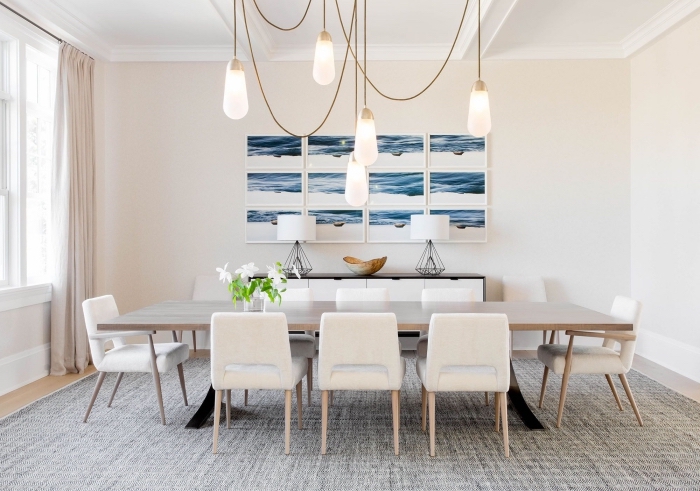 aménagement salle à manger beige et blanc avec meubles bois, idée decoration bord de mer pas cher avec panneaux muraux paysage océan