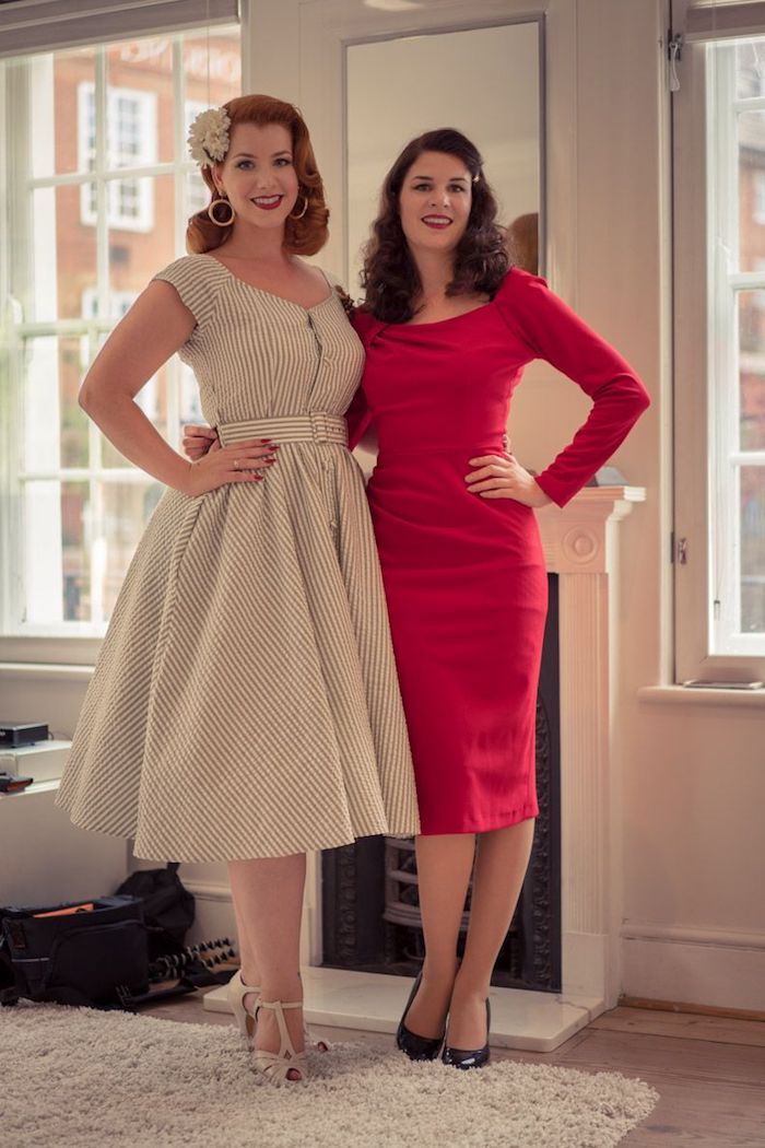 Deux amies en robes vintages, le style sablier et le style trapèze de robe des années 50, robe rouge moulante, robe de mariée originale 
