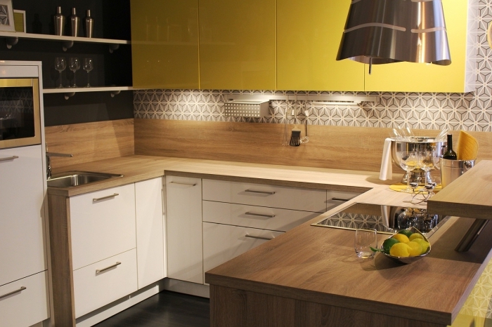 modèle meubles haut cuisine de couleur jaune, idée petite cuisine en forme de u avec crédence bois et carreaux blanc et noir