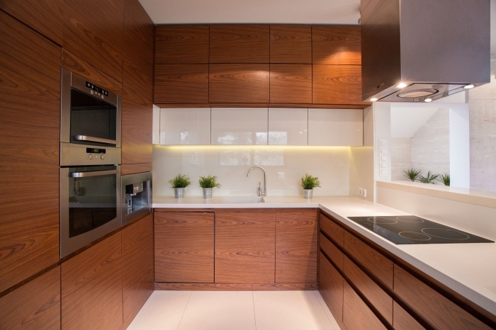 modèle de cuisine bois foncé avec crédence et plan de travail blanc, idée éclairage sous meubles haut cuisine