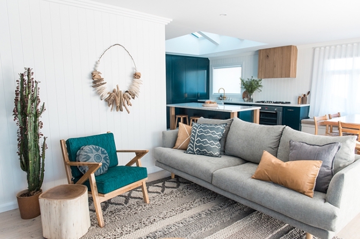 exemple de salon minimaliste avec objets d'esprit marin, meuble bois avec housse vert marine, suspension diy en bois flotté