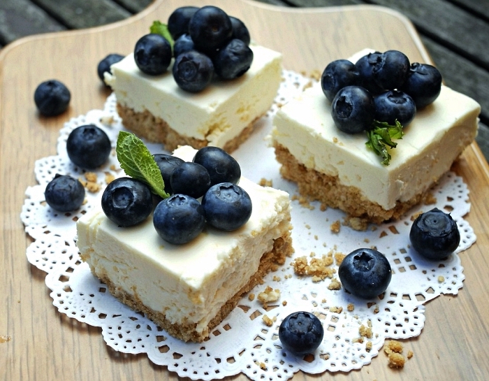 barres de cheesecake vanille et myrtille sans cuisson sur un fond de biscuits et beurre, dessert sans cuisson facile et rapide