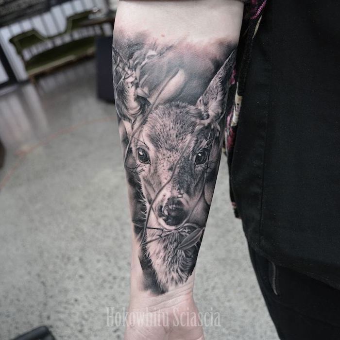 tatouage avant bras de biche sur fond gris, idée de dessin réaliste à se faire tatouer, tatoo animal